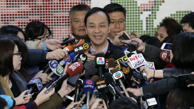 國民黨總統候選人朱立倫在新北市投票後說，「希望大家都起來投票，也一起來投票」，「以台灣的民主自由為驕傲」。