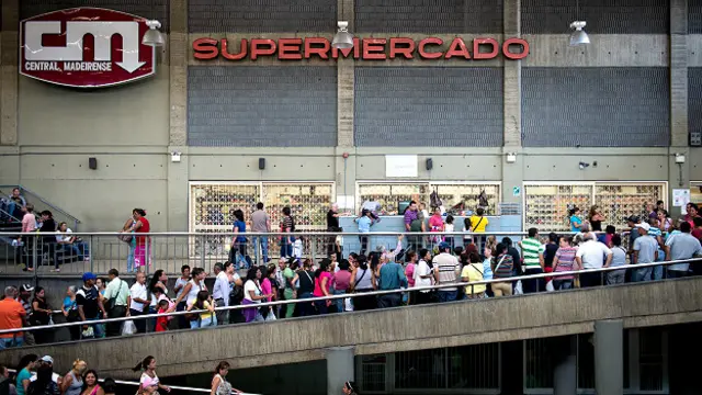 Filas en un supermercado en Caracas