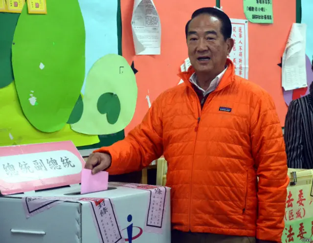 親民黨總統候選人也在新北市投票。台灣中央社引述宋楚瑜說，相信台灣人會滿懷笑容，以智慧、勇氣，選擇未來有尊嚴與自信的生活。