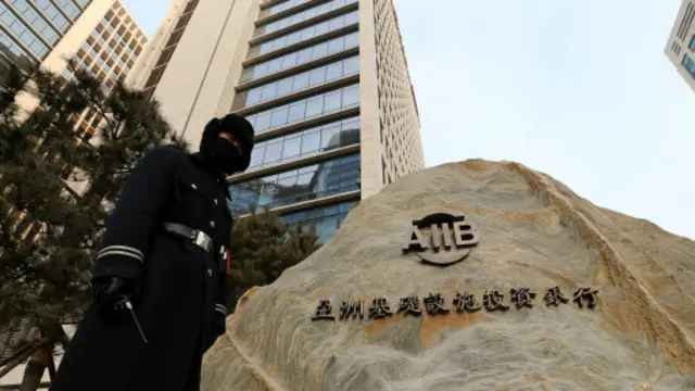 金立群表示，AIIB在成立后将投资包括能源、电力、公路、铁路、港口和城市建设等项目。他虽然没有透露目前AIIB已经在哪些国家展开投资，但表示这些国家主要来自南亚、中亚和东南亚。