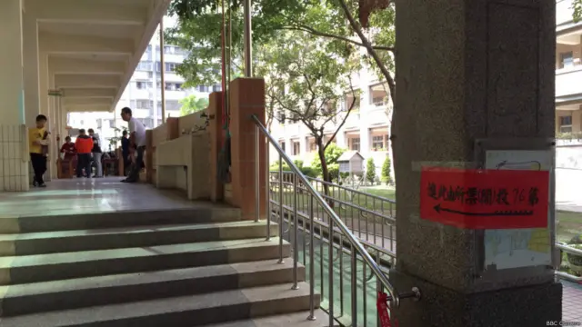 具有投票資格選民，在選舉前都會收到寫著總統、政黨、立法委員候選人公開資料與政見的「選舉公報」。