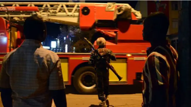 Солдаты и пожарная техника возле отеля Splendid в Уагадугу