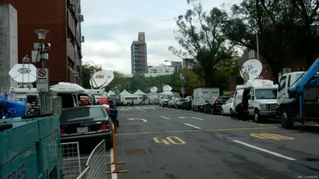 大批衛星轉播車也已經停在民進黨總部附近街道。