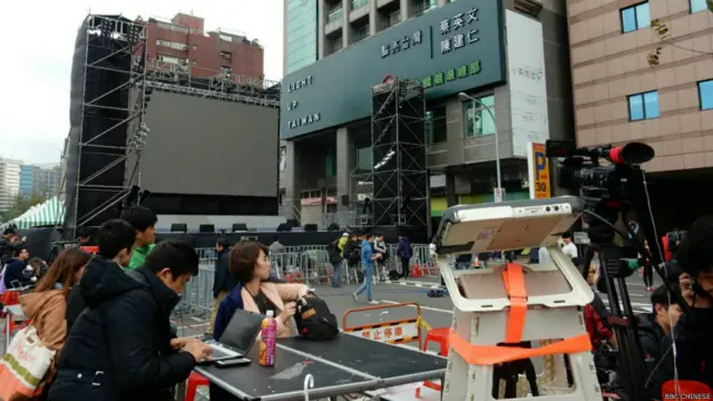 民進黨總部前面已搭好舞台