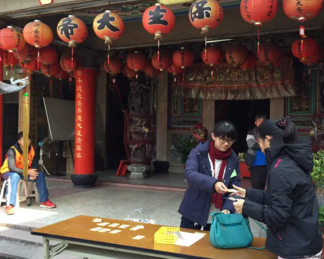 身處南台灣嘉義的BBC中文網記者劉子維說，當地陽光普照，氣溫21攝氏度。