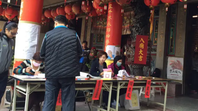 從照片中所見，票站門口都張貼了一些投票須知，例如是不得把手機帶進票站。