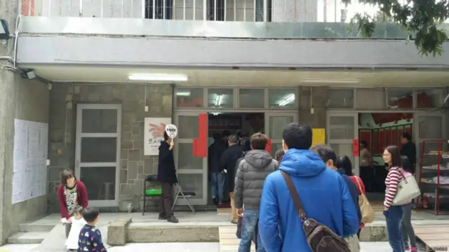 BBC中文網特約記者鄭仲嵐走訪了台北市大安區位於國北教大實小與附近裏民中心的兩間投票所