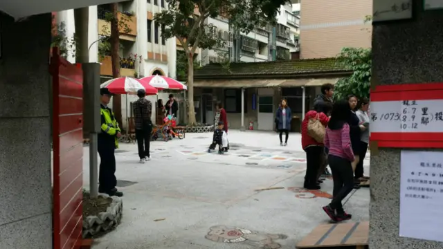 BBC中文網特約記者鄭仲嵐走訪了台北市大安區位於國北教大實小與附近裏民中心的兩間投票所
