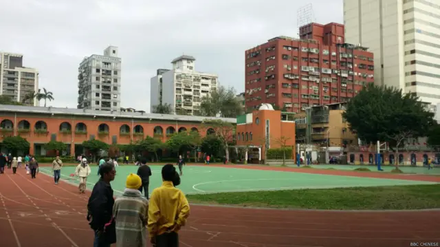 BBC中文網特約記者鄭仲嵐走訪了台北市大安區位於國北教大實小與附近裏民中心的兩間投票所