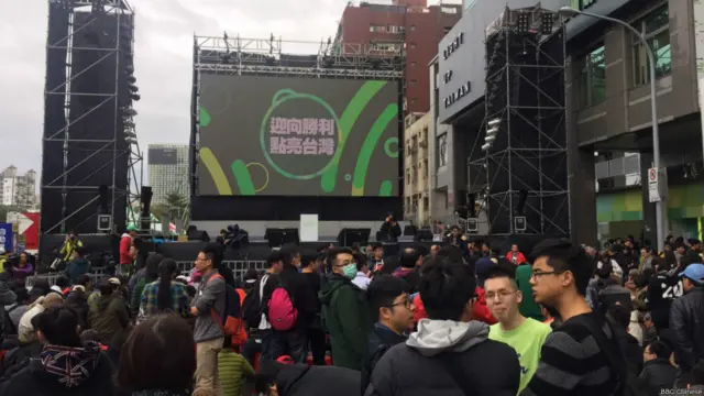 投票站在周六下午4時關閉，投票結束。