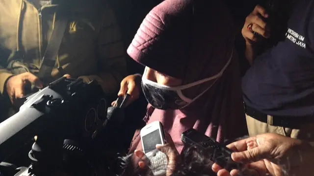 Istri Ali, MM, memberi keterangan pada wartawan, Jumat (15/1) malam.