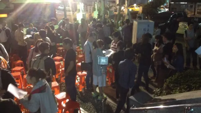 柯文哲监票团队的志工们在讲习课程中专注学习。(黄则斌提供)