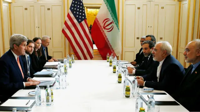 Saat Shah Iran masih berkuasa, Gedung Putih mengaku berutang US$1,7 miliar dalam kesepakatan pengadaan peralatan militer pada era 1970-an. Obama kemudian sepakat mengembalikan US$400 juta ditambah bunga sebesar US$1,3 miliar.