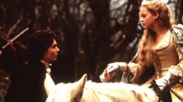 Үлкен клиторды соратын үлкен пландағы порно