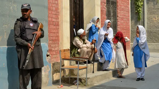 افواہوں کی گردش سے پشاور میں لگ بھگ تمام سکول بند کر دیے گئے