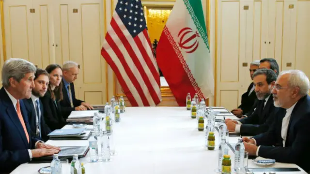 ایرانی وزیر خارجہ جواد ظریف امریکی وزیر خارجہ جان کیری کے ساتھ جوہری معاہدے پر ملاقات کے لیے ویانا میں موجود ہیں