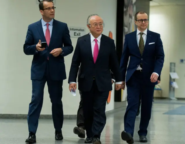 Генеральный директор МАГАТЭ Юкия Амано (в центре)