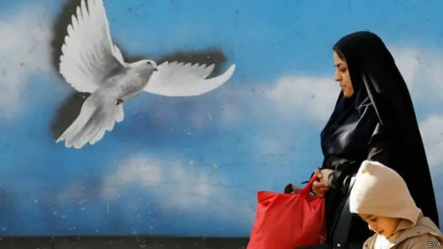 ایران اور چھ عالمی طاقتوں کے درمیان ایران کے جوہری پروگرام پر گذشتہ برس جولائی میں معاہدہ طے پایا تھا جس کا مقصد ایران کی جوہری ہتھیار بنانے کی صلاحیت کو ختم کرنا ہے