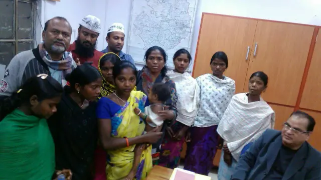 सोनी सोढ़ी आदिवासी महिलाओं के साथ