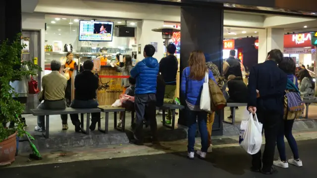 選民聚集於台北某家電商場前關心開票進度（BBC中文網圖片16/1/2016）