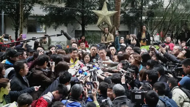 蔡英文（中）在新北市投票站外接受採訪（16/1/2016）