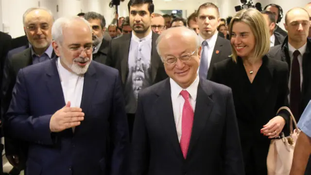 天野之弥(中)、伊朗外长及欧盟代表抵达国际原子能机构总部