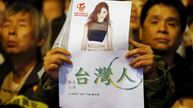 民進黨蔡英文選舉開票集會上一名支持者舉起周子瑜照片（16/1/2016）