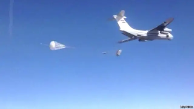 Aviones rusos lanzando paquetes de ayuda humanitaria en Siria