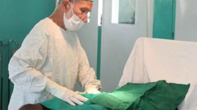 ড. কেন এলিয়ট ১৯৭২ সাল থেকে হাসপাতাল চালাচ্ছেন জিবোতে