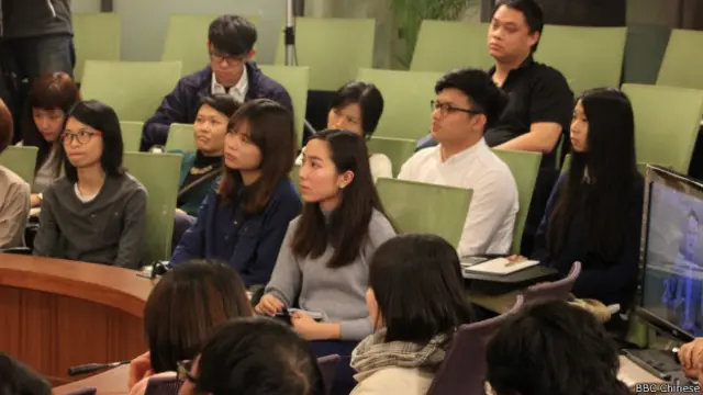 在「台灣大選兩岸三地青年論壇」中，青年們就選舉及台灣民主議題與王丹、雷倩、馮光遠、翟本喬交流意見