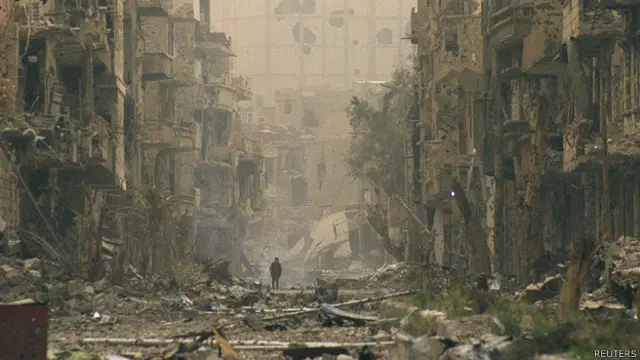 Una persona camina entre ruinas en la ciudad de Deir al Zour en Siria