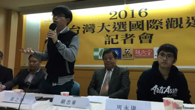 香港「雨傘運動」學生領袖黃之鋒等人與中國「六四民運」人士召開記者會分享台灣選舉觀察心得。