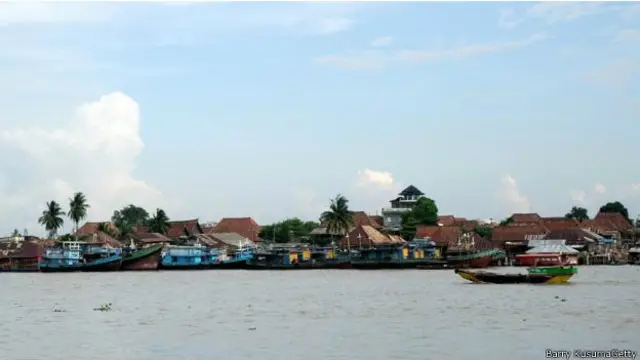 Sebelum berangkat ke Indonesia, Harmeling telah mengantisipasi hari-hari yang panas dan lembab, tetapi tetap saja dia merasa terkejut dengan keadaan yang panas dan lembab.