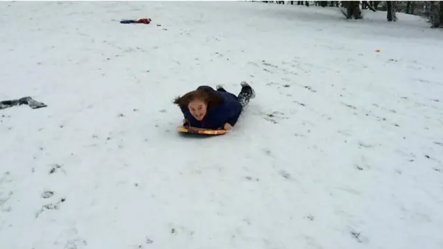 रेनफ्यूशर के पेज़ली में रहने वाली सुसन ब्राउन ने बर्फ़ पर फिसलने का मौक़ा नहीं गंवाया.