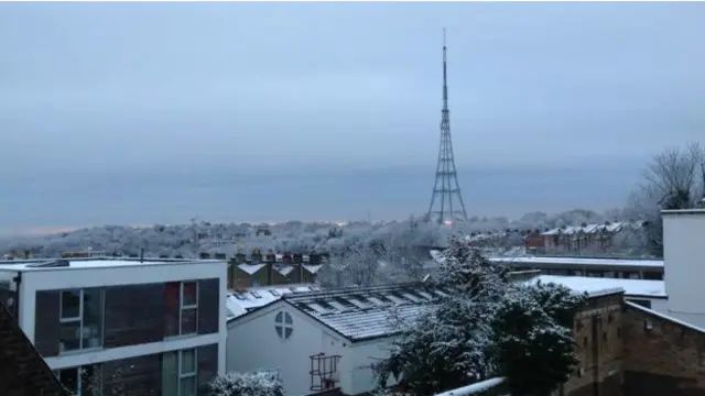 स्टेफनी कोल ने दक्षिणी लंदन में बर्फ़ से ढके क्रिस्टल पैलेस की ये तस्वीर भेजी है.