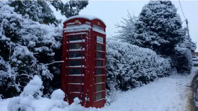 वैसे इस बर्फ़बारी से हर कोई ख़ुश नहीं है. हर्टफोर्डशर में ये तस्वीर खींचने वाले ऑस्कर विंडसर स्मिथ कहते हैं, "उम्मीद है कि जिस तरह अचानक ये बर्फ़ पड़ी है, उतनी ही जल्दी ग़ायब हो जाए. यहां रेल की एक पटरी से आना ही संभव है और अगर बर्फ जारी रही तो आना जाना मुश्किल हो जाएगा."