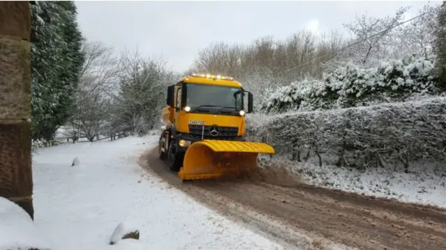 स्टेफ़ोर्डशर में बर्फ़ को हटाने का काम शुरू हो गया है. गिओफ सैक्सन ने अपनी इस तस्वीर के साथ लिखा है, "हम ऐसे इलाक़े में रहते हैं जहां दूध का काम होता है और दूध के टैंकों का आना जाना बहुत ज़रूरी है."