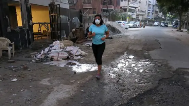 دویدن در شهر دهلی یعنی تنفس آلودگی و افتادن در چاله خیابان‌ها 