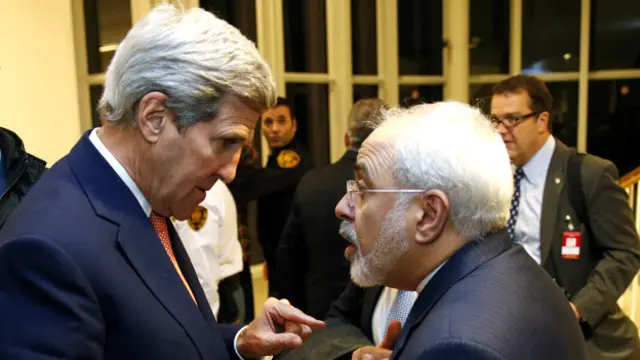 جان کری و محمدجواد ظریف در وین پیش از اعلام اجرای توافق هسته‌ای