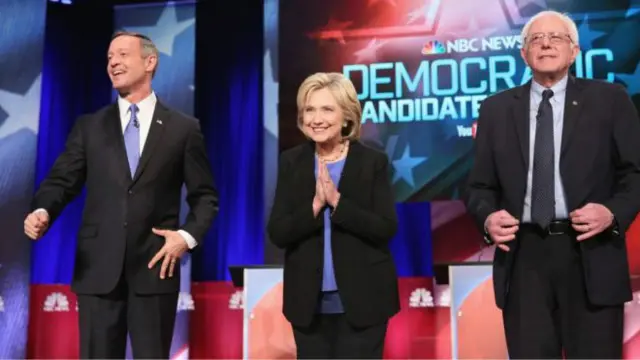 Bà Hillary Clinton và ông Bernie Sanders (bên phải) đang dẫn trước