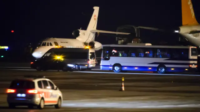 Освобожденные американцы сначала прилетели в Женеву, откуда были отправлены в военный госпиталь США в Германии для обследования после пребывания в иранских тюрьмах