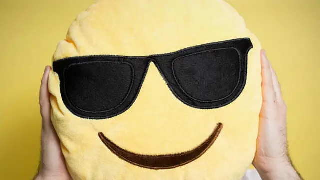 Улыбающаяся голова большой игрушки