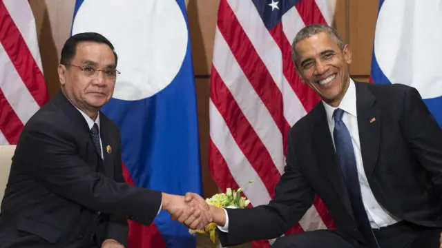 Thủ tướng Lào Thongsing Thamavong bắt tay Tổng thống Obama tại Malaysia cuối năm 2015