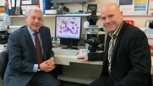 البروفيسور باسيل شاراك (يسار) وجون سنودن (يمين) في شراكة بحثية بين علم الأعصاب وعلم أمراض الدم