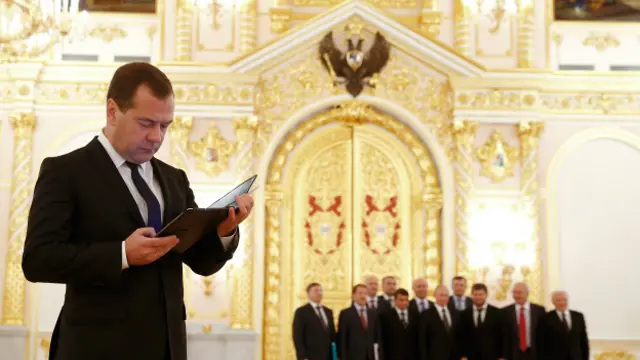 Медведев читает