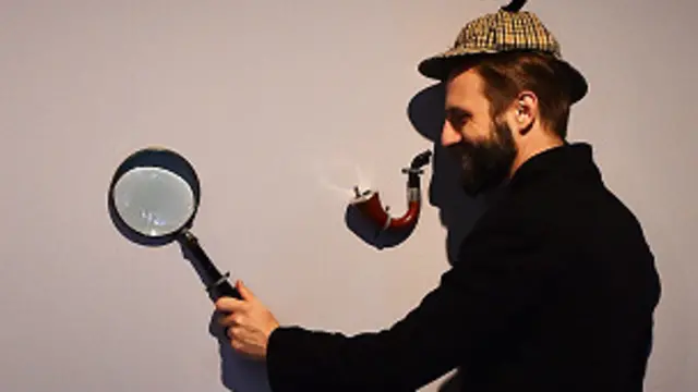 Un detective con metodología científica.