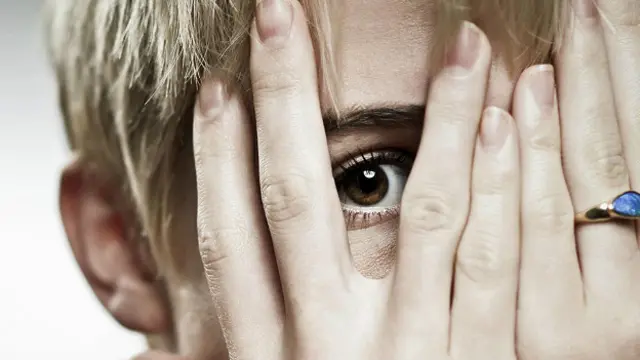 Девушка прикрыла лицо руками