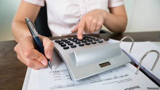 Mujer sacando cuentas