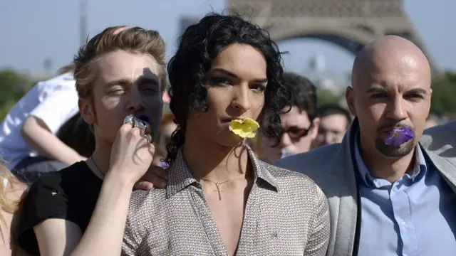 Protesta contra la homofobia, transfobia y bifobia en París, Francia.