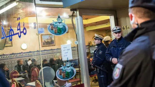 پلیس آلمان مقابل کافه‌ای در بخشی از شهر دوسلدورف، معروف به محله مراکشی‌ها